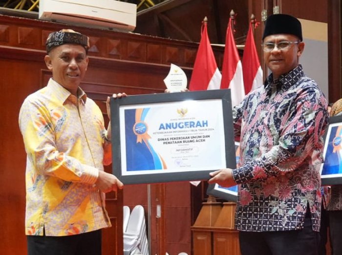 Dinas PUPR Aceh Raih Penghargaan SKPA Informatif dari Komisi Informasi Aceh